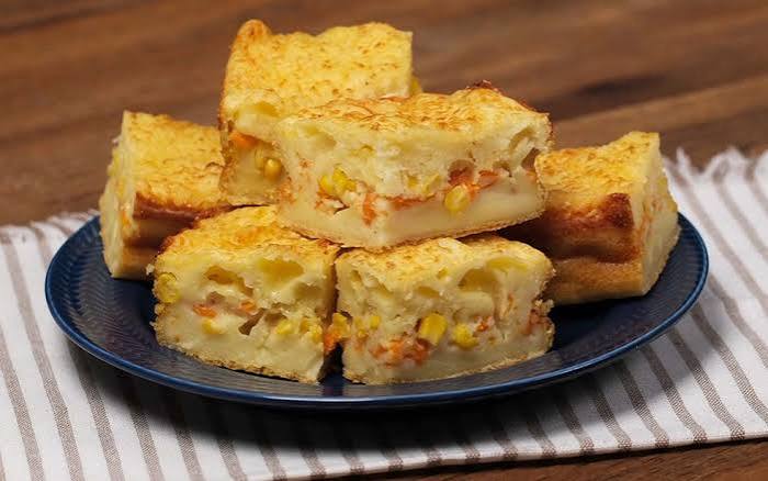 Pedaços de torta de frango com milho servidos em um prato